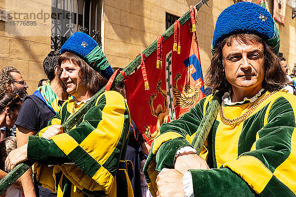 Beim Festumzug  der dem Palio-Rennen vorausgeht  ziehen Vertreter der einzelnen Stadtviertel in traditionellen Kostümen umher  Siena  Toskana  Italien  Europa