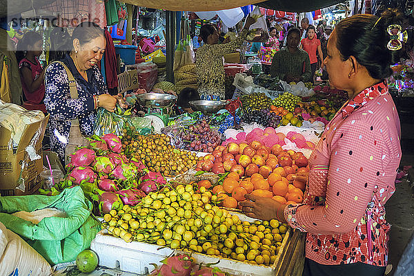Frau beim Einkaufen an einem Obststand auf dem zentralen Markt dieser alten  ehemals französisch-kolonialen Flusshafenstadt  Kampot  Kambodscha  Indochina  Südostasien  Asien
