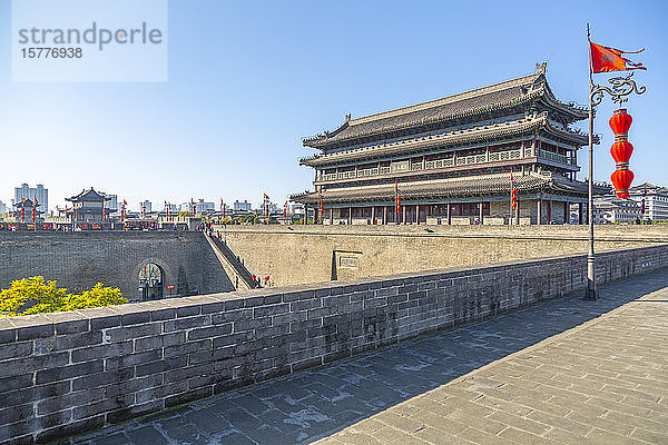 Blick auf die Stadtmauer von Xi'an  Provinz Shaanxi  Volksrepublik China  Asien