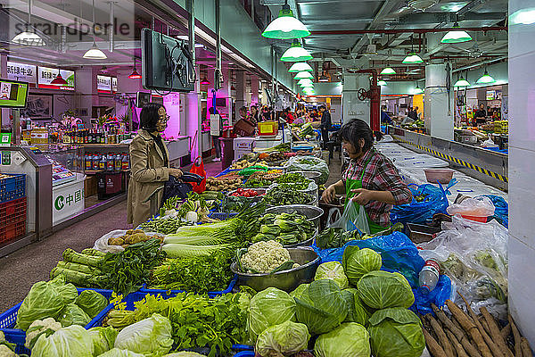 Ansicht eines Gemüsestandes auf einem belebten Markt  Huangpu  Shanghai  China  Asien