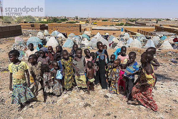 Kinder in einem Flüchtlingslager in Agadez  Niger  Westafrika  Afrika