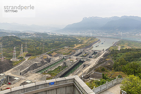 Blick auf Schiffsschleusen am Drei-Schluchten-Damm in Sandouping  Sandouping  Hubei  China  Asien