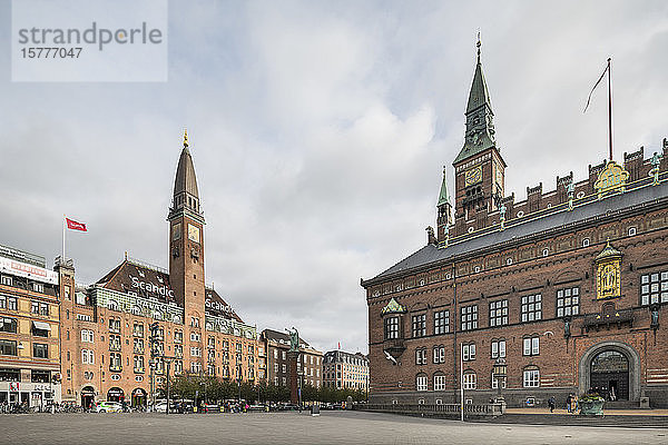 Außenansicht des Kopenhagener Rathauses und des Scandic Palace Hotels  Kopenhagen  Dänemark  Skandinavien  Europa