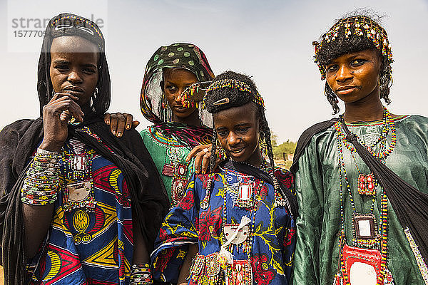 Junge Mädchen beim Gerewol-Fest  einem rituellen Wettbewerb der Wodaabe Fula  Niger  Westafrika  Afrika