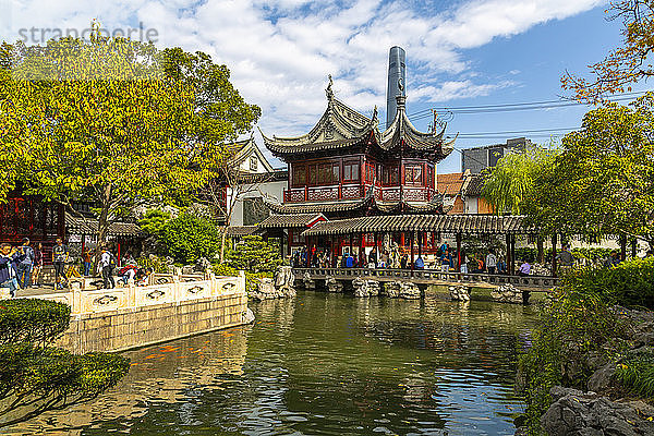 Blick auf traditionelle und zeitgenössische chinesische Architektur im Yu-Garten  Shanghai  China  Asien