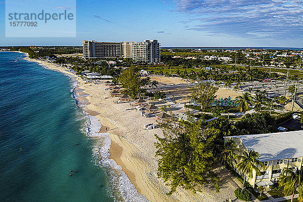 Luftaufnahme des Seven Mile Beach  Grand Cayman  Kaimaninseln  Karibik  Mittelamerika