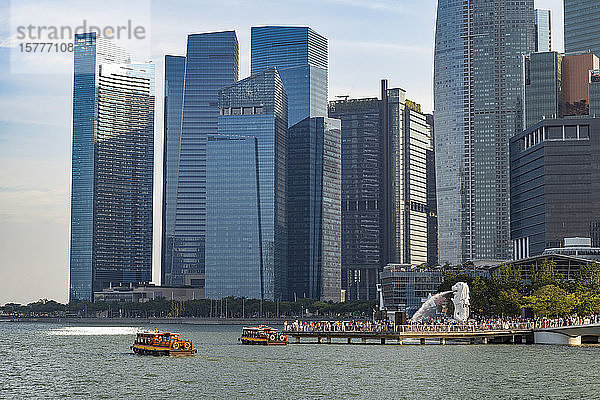 Touristenboote mit der Merlion-Statue und der Marina Bay-Skyline  Singapur  Südostasien  Asien