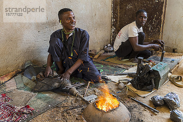 Mann bei der Schmuckherstellung in der UNESCO-Welterbestätte  Agadez  Niger  Westafrika  Afrika