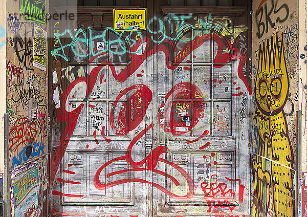 Eingangstüre mit Graffiti  Berlin  BRD