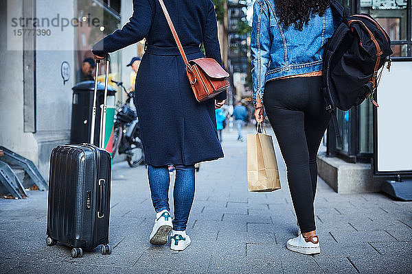 Niedriger Anteil von Frauen mit Gepäck  die am Wochenende in der Stadt auf dem Bürgersteig gehen