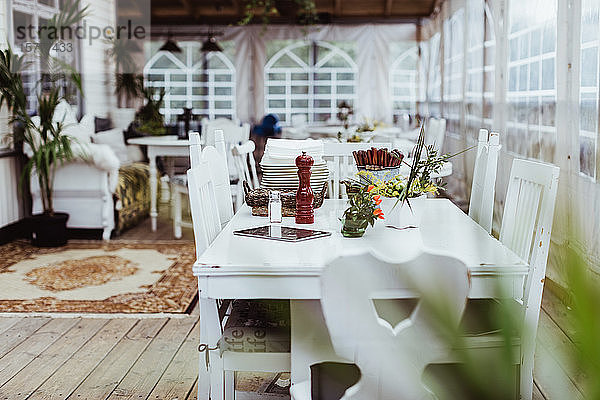 Leere Stühle und Tische im Restaurant