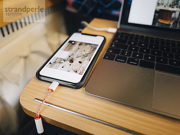 Mobiltelefon und Laptop auf dem Schreibtisch im Flugzeug