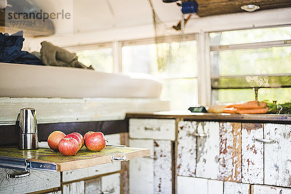 Frische Äpfel auf dem Tisch im Wohnmobil