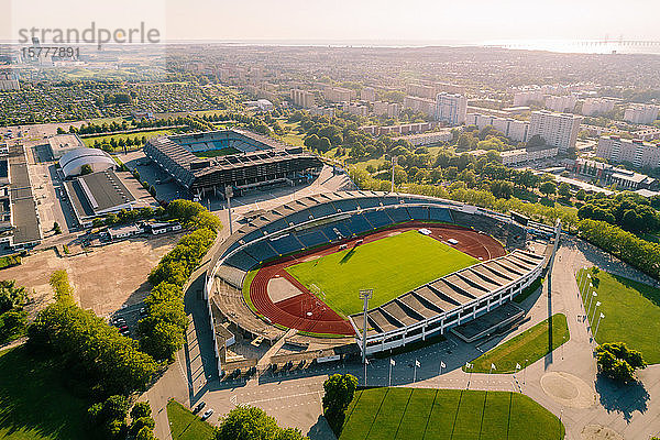 Luftaufnahme des Stadions in Malmö-Stadt gegen den Himmel an einem sonnigen Tag
