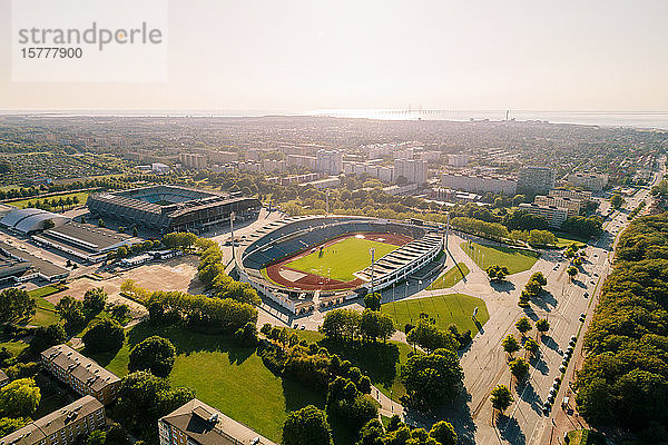 Luftaufnahme des Stadions in der Stadt gegen den Himmel an einem sonnigen Tag