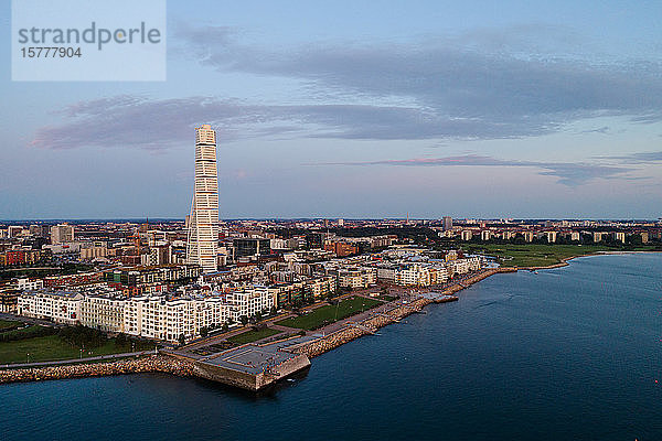 Luftaufnahme der modernen Skyline von Malmö City gegen den Himmel bei Sonnenuntergang