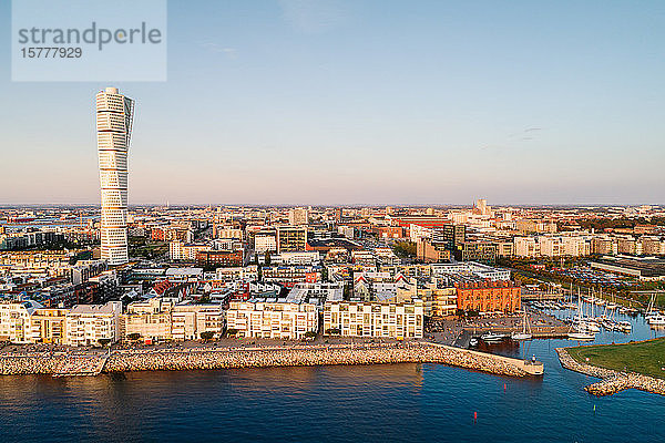 Szenische Ansicht der modernen Skyline von Malmö City bei klarem Himmel