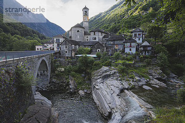 Glockenturm an Brücke und Fluss im Tessin  Schweiz