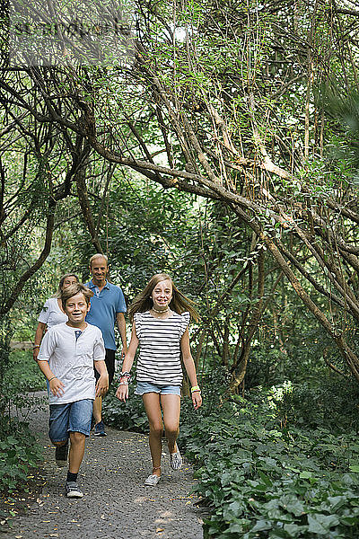 Familie spaziert auf einem Pfad im Wald