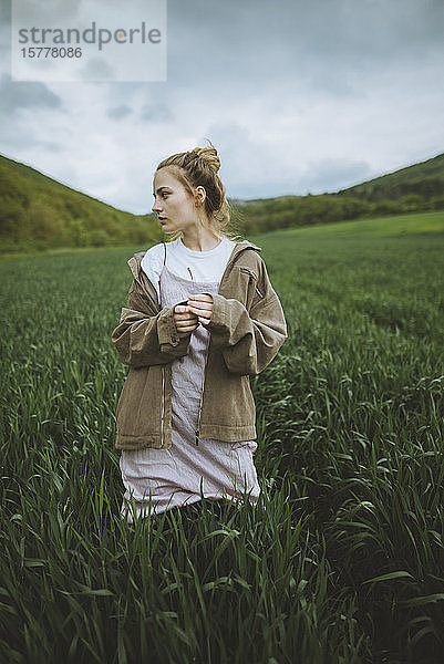 Frau mit Jacke auf einem Feld auf der Krim  Ukraine