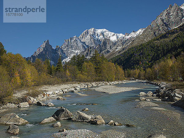 Schneebedeckter Berg am Fluss im Aosta-Tal  Italien