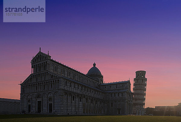 Schiefer Turm von Pisa und Piazza dei Miracoli bei Sonnenuntergang in der Toskana  Italien