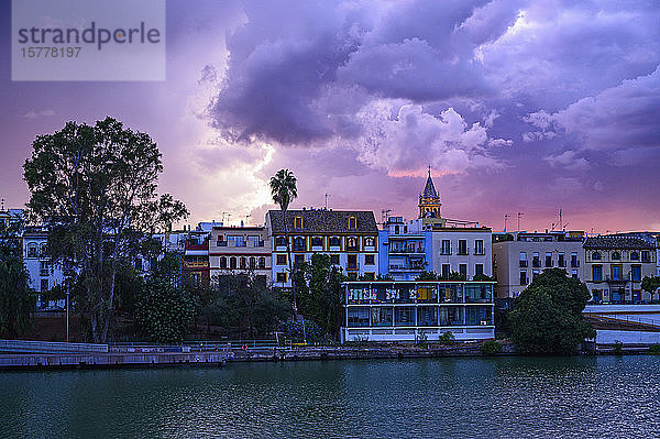 Skyline der Stadt bei Sonnenuntergang in Sevilla  Spanien