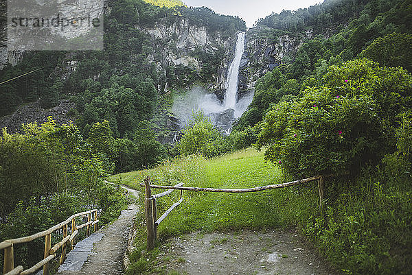 Pfad zum Wasserfall in Foroglio  Schweiz