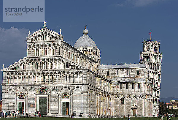 Schiefer Turm von Pisa und Piazza dei Miracoli in der Toskana  Italien
