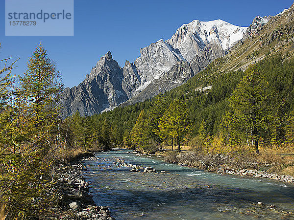 Schneebedeckter Berg am Fluss im Aosta-Tal  Italien