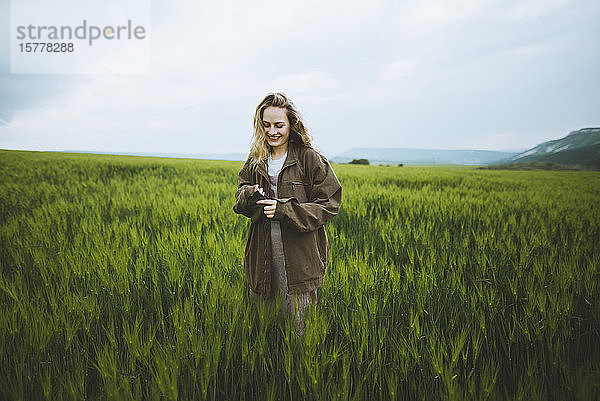 Lächelnde Frau mit Jacke auf einem Feld auf der Krim  Ukraine