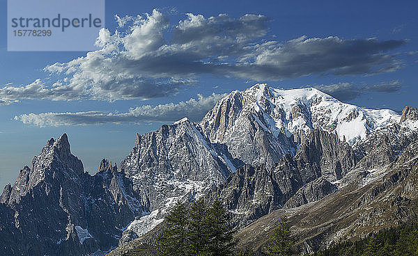 Der Berg Mont Blanc im Aosta-Tal  Italien