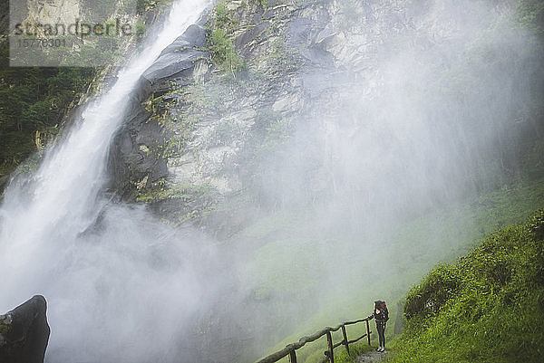 Frau im Gras am Wasserfall