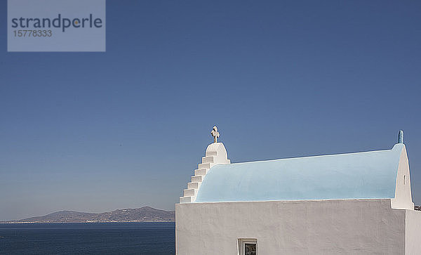 Dach einer Kirche am Meer in Santorini  Griechenland