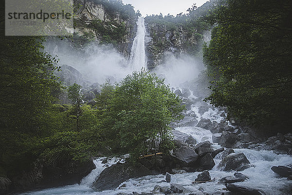 Wasserfall im Tessin  Schweiz
