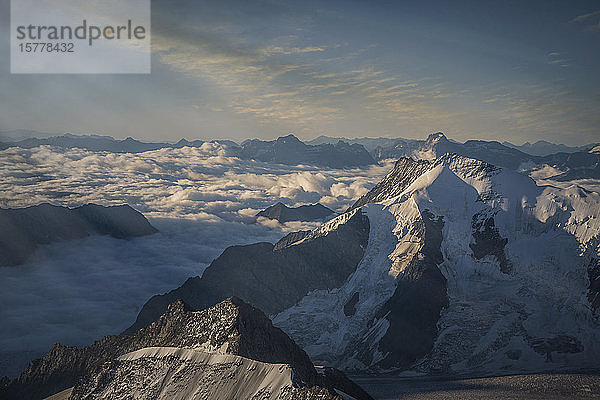Berner Oberland in Wolken in der Schweiz