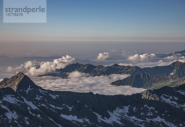 Berge in Wolken in den italienischen Alpen  Italien