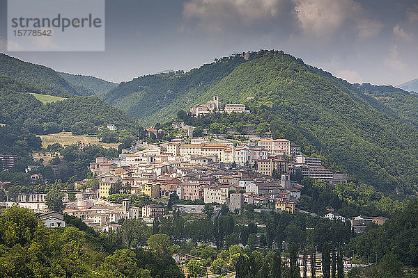 Stadtbild am Berg in Cascia  Italien