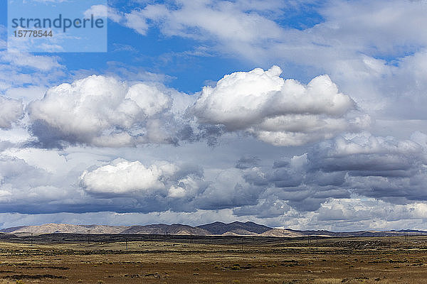 Hügel unter Wolken