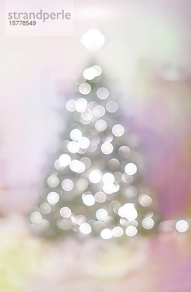 Weihnachtsbaum mit Lichtern im Weichzeichner