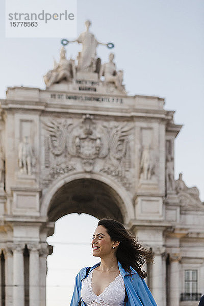 Lächelnde Frau am Bogen der Rua Augusta in Lissabon  Portugal