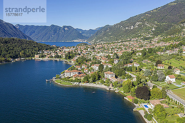 Gebäude auf einer Halbinsel am Comer See in der Lombardei  Italien