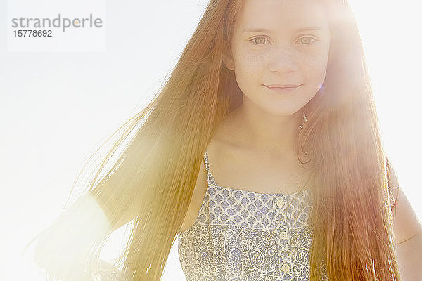 Porträt eines Mädchens an einem sonnigen Tag