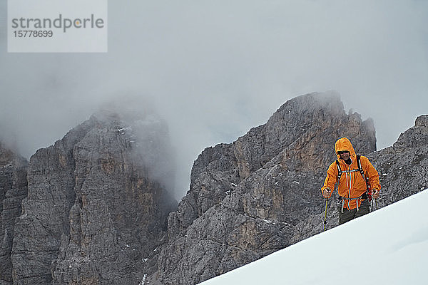 Wanderer in Canazei  Trentino-Südtirol  Italien