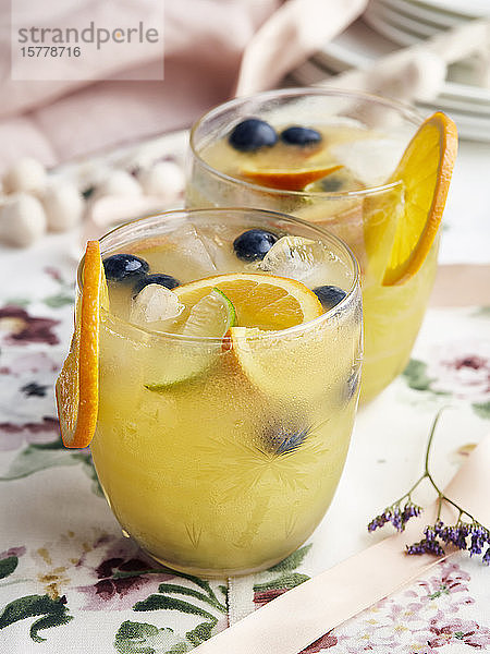 Cocktails mit Orangenscheiben  Beeren und Eiswürfeln
