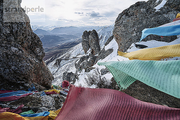 Mantra-Fahnen auf dem Berggipfel  Dêngqên  Xizang  China