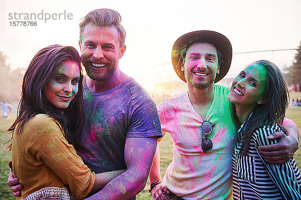 Vier junge erwachsene Freunde mit farbigem Kreidepulver bedeckt beim Holi-Fest  Porträt