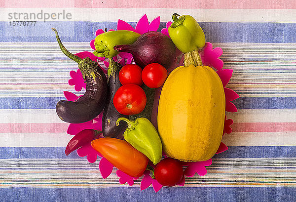 Sortiment von frischem Obst und Gemüse