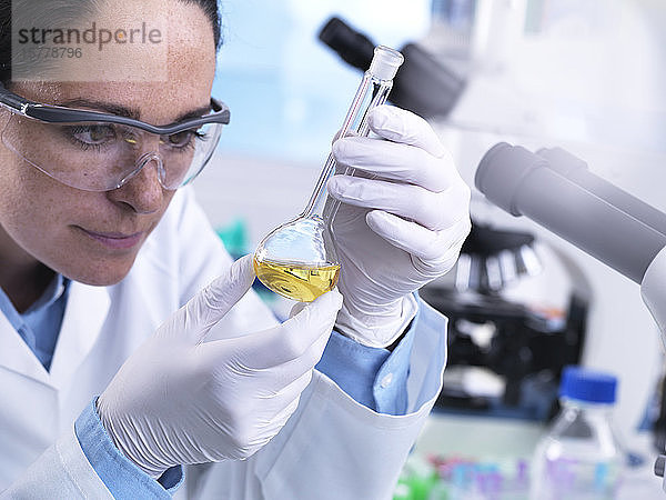 Wissenschaftler verwendet Küvette zum Mischen chemischer Verbindungen während eines Experiments