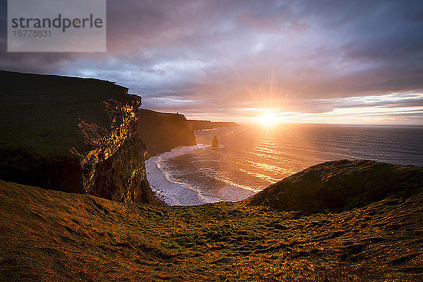 Die Klippen von Moher bei Sonnenuntergang  Doolin  Clare  Irland